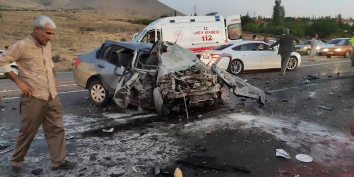 Malatya'da iki araç kafa kafaya çarpıştı: 1 ölü, 2 yaralı