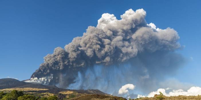 Etna Yanardağı yeniden faaliyete geçti: Metrelerce lav püskürttü