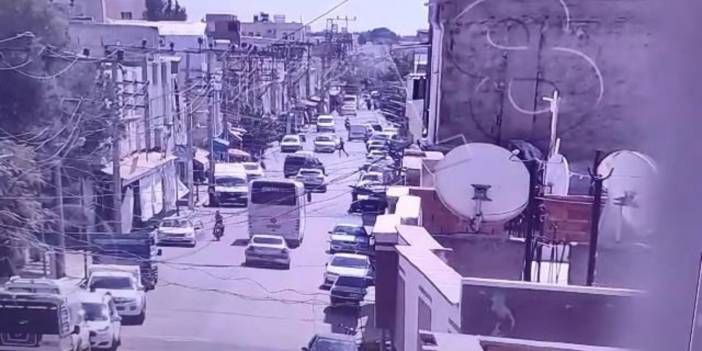 Motosikletli sürücü kazanın etkisiyle savruldu, karşıdan gelen aracın altında kaldı