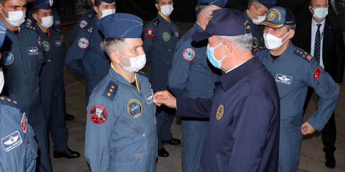 Bakan Akar, Afganistan'dan tahliye edilen askerleri karşıladı