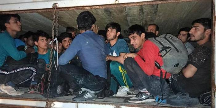 Kamyon kasasından 78 kaçak göçmen çıktı