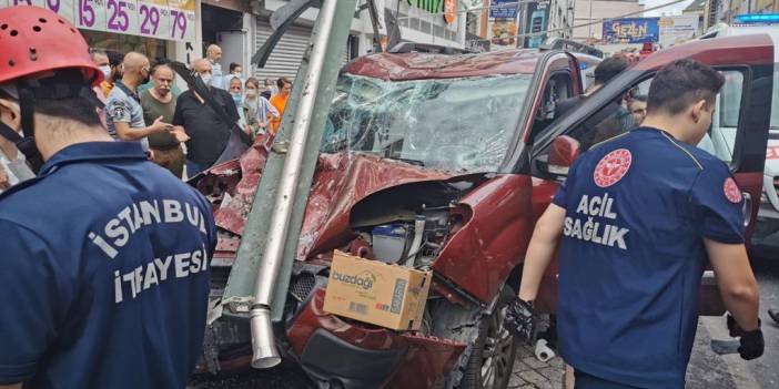 Hafif ticari araç otobüs durağına daldı: 1 ölü, 7 yaralı