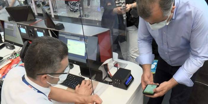 Balayına gideceklerdi: Aşısı olmadığı için uçağa alınmadı