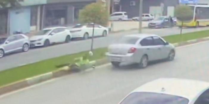 Otomobil temizlik işçisine çarptı: Kaza anları kamerada