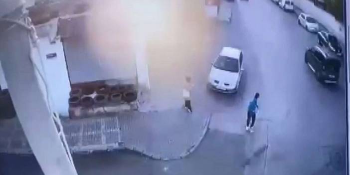 Ümraniye'de otomobil iki yayanın arasından geçip kaza yaptı