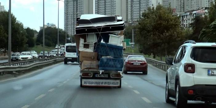 Avcılar'da aşırı yüklü kamyonetin trafiği tehlikeye attığı anlar kamerada