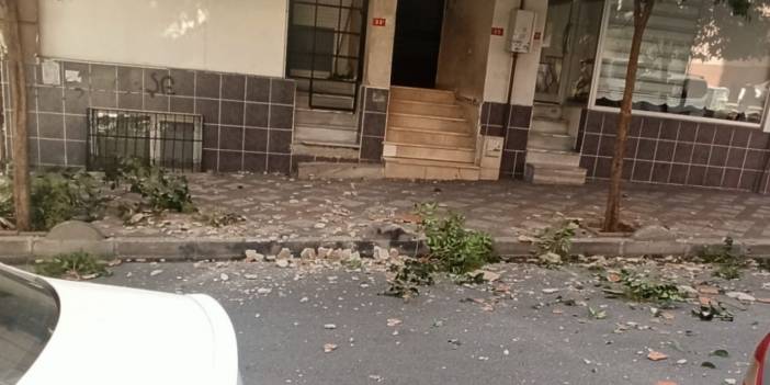 Bağcılar'da yurttaş, kafasına düşen taşlardan son anda kurtuldu