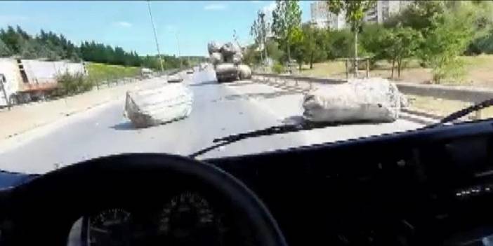 Aşırı yüklü kamyonetten düşen çuvallar sürücülere zor anlar yaşattı