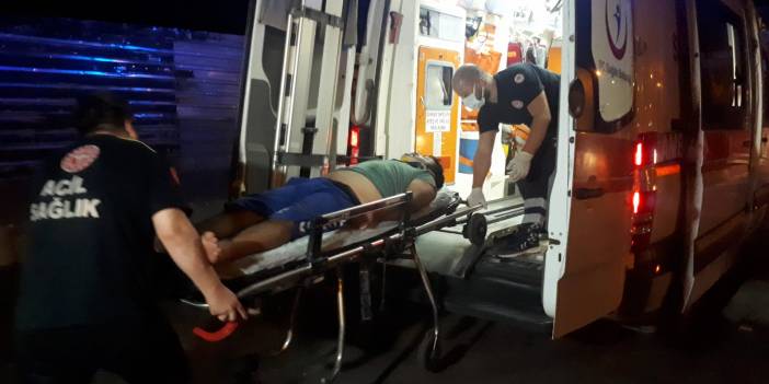 Tartıştıkları adamı bıçaklayıp sopa ile darbettiler