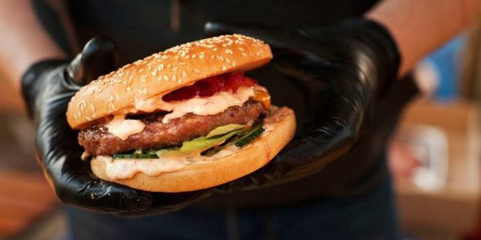 Hamburgerden insan parmağı çıktı