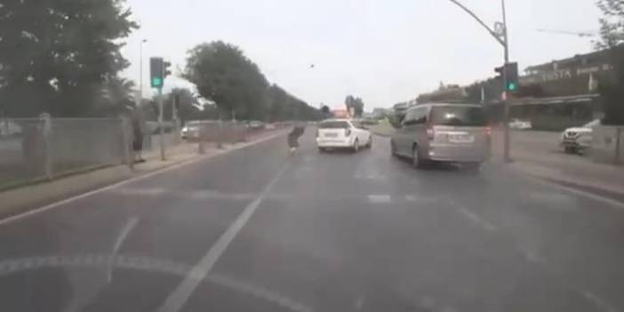 Otomobil kırmızı ışıkta geçen yayalara çarptı: Kaza anı kamerada