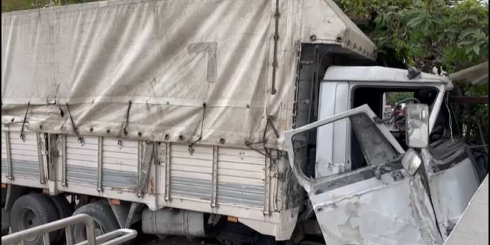 Güngören'de kamyonet metro durağına çarptı