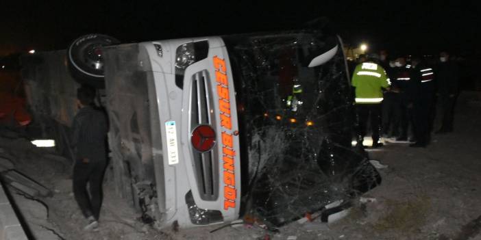 Yolcu otobüsü refüje devrildi: 14 yaralı