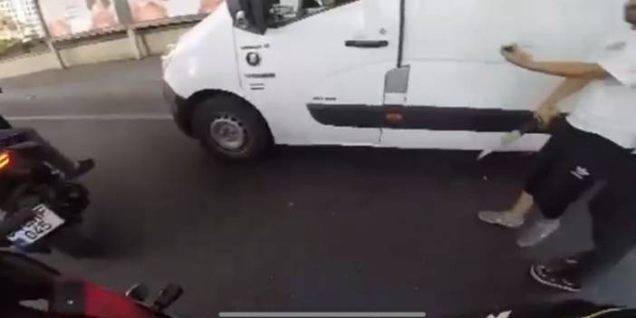Trafikte sopanın ucuna bağladığı bıçakla motosikletliye saldırdı