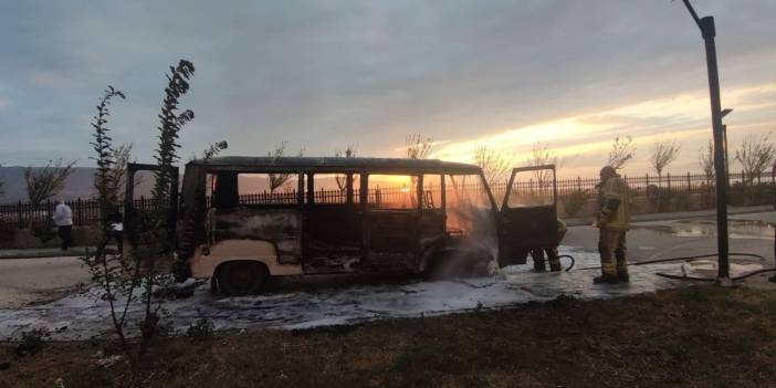 Yangın çıkan minibüste uyuyan çift son anda kurtuldu