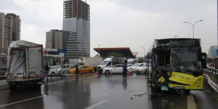 D-100'de İETT otobüsü kamyonete arkadan çarptı: 1 yaralı