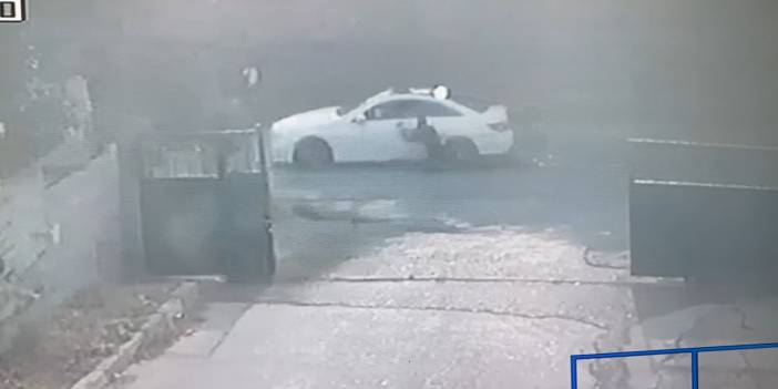 Polis, kendinden kaçan arabada asılı kaldı