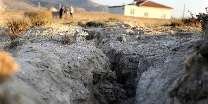 Bir köy yerin dibine batıyor: Obruk fırtınası