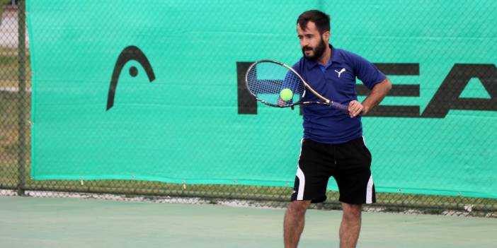 Kortların tek kollu tenisçisi azmiyle engelli bireylere örnek oluyor