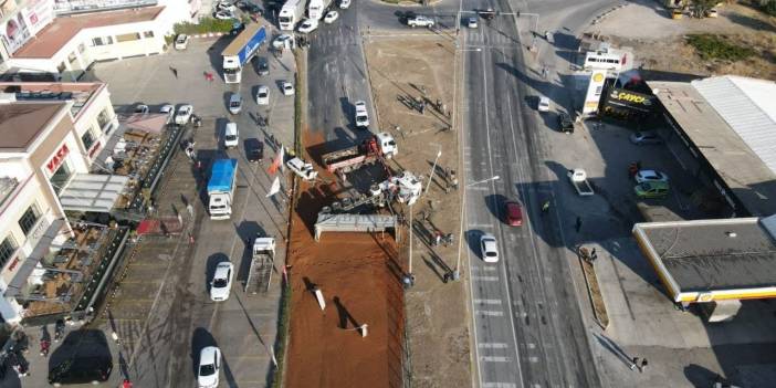 Yem yüklü tır devrildi: Kara yolu ulaşıma kapandı