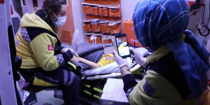 Yaralı anneye çocuğunu cep telefonuyla gösterdi