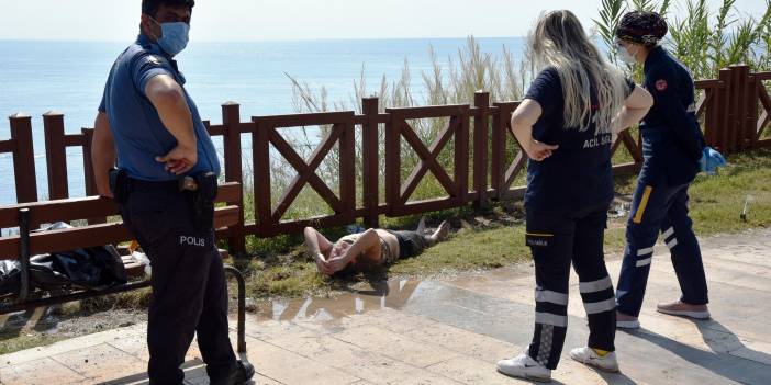 Hastaneye gitmek istemedi, parkta fıskiye ile duş aldı