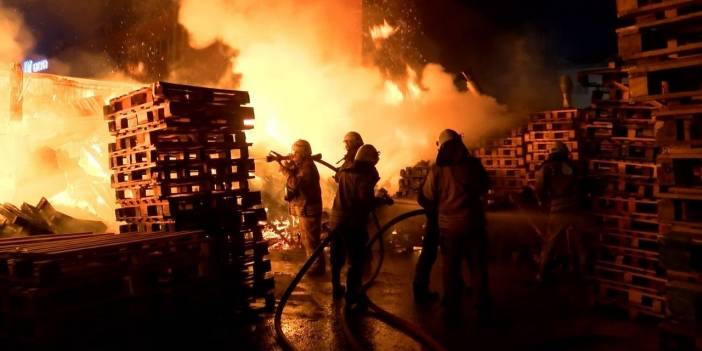 Palet imalathanesinde yangın