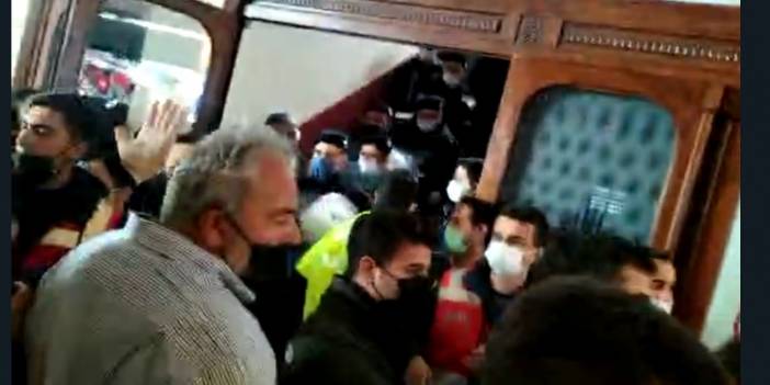 Polis, mahkeme kararına karşı TÜGVA'ya siper oldu: Büyükada'da, İBB zabıtalarına tahliye engeli