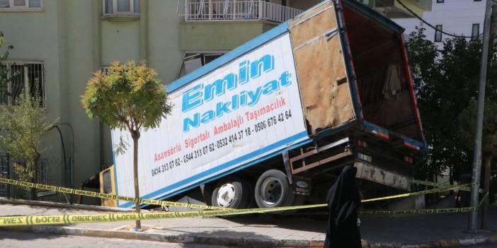 Freni boşalan kamyon apartmanın bahçesine düştü