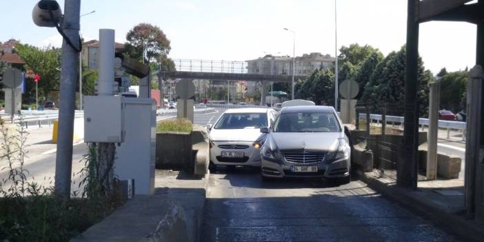 Aynı anda gişeye giren iki otomobil çarpıştı