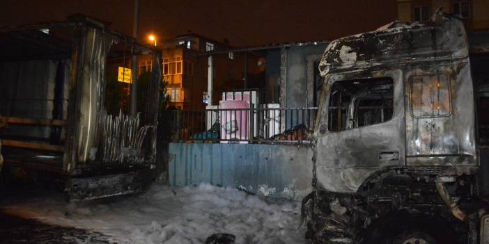 Park halindeki 2 TIR alev alev yandı