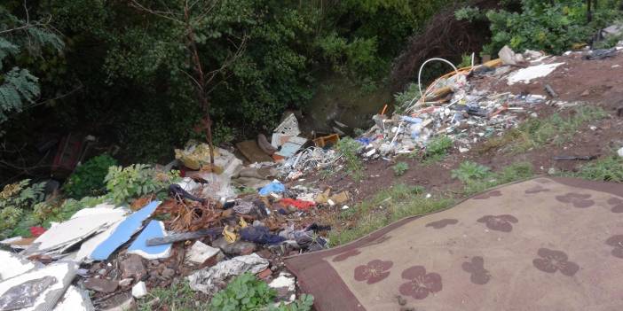 Dere yatağında çöp yığını