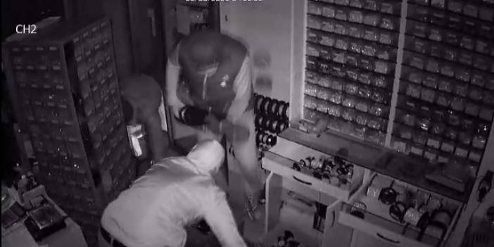 İş yeri sahibi dükkanındaki hırsızları telefonundan canlı canlı izledi