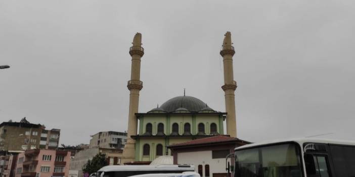 Fırtınada caminin minaresi uçtu: O anlar kamerada