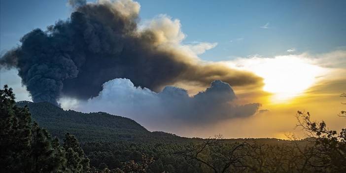 Cumbre Vieja Yanardağı'nın lavları 800 kişiyi daha evlerinden etti
