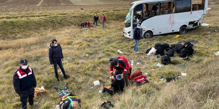Polis servisinin devrilmesi sonucu 12 polis yaralandı