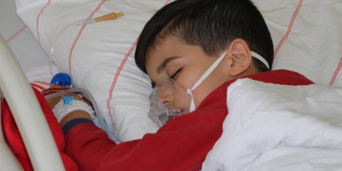 Koronavirüse yakalanan 5 yaşındaki Emir, bir haftadır tedavi görüyor