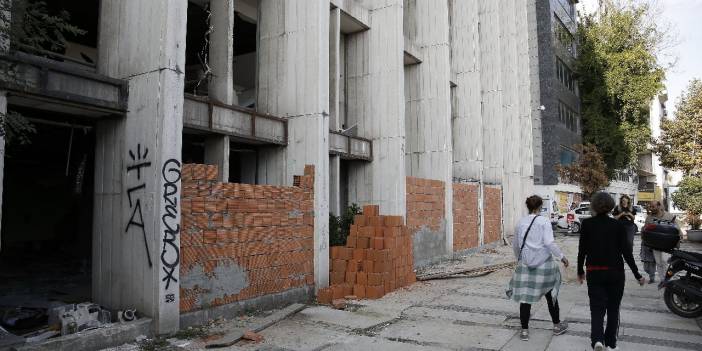 Zarrab'ın eski holding binasına duvar örüldü