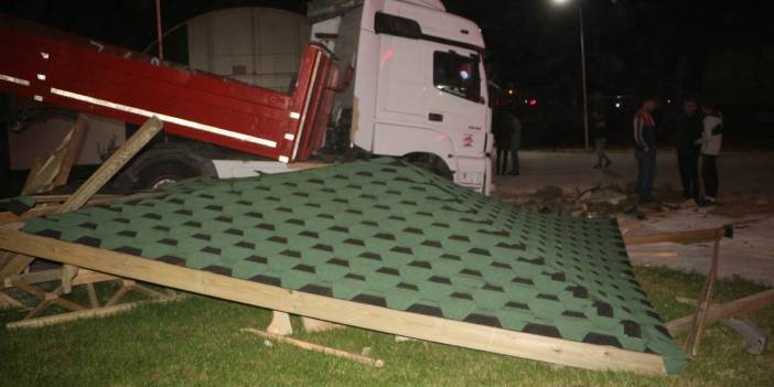 TIR kameriyenin üzerine düştü, 3 genç son anda kurtuldu