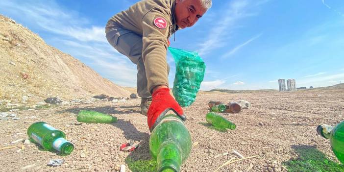 Köpeğinin ayağını cam parçası kesti: Doğadaki cam şişeleri toplamaya başladı