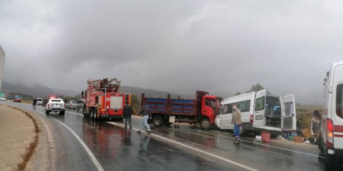 Kamyonet ile minibüsün çarpıştı: 2 kişi öldü, 11 kişi yaralandı
