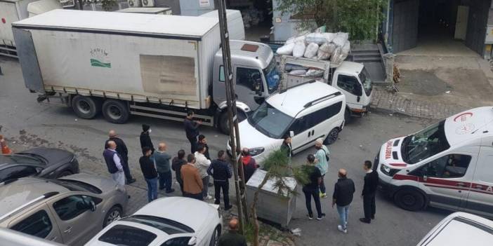 Freni boşalan kamyonu tutarak durdurmaya çalışınca ayakları ezildi