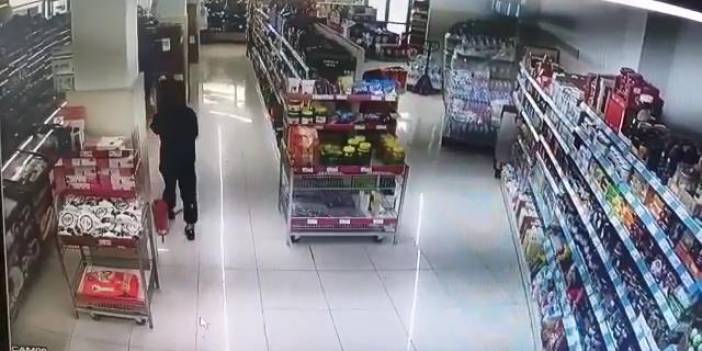 Yangın tüpü marketi beyaza bürüdü