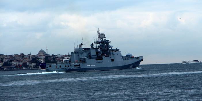 Rus savaş gemisi İstanbul Boğazı'ndan geçti