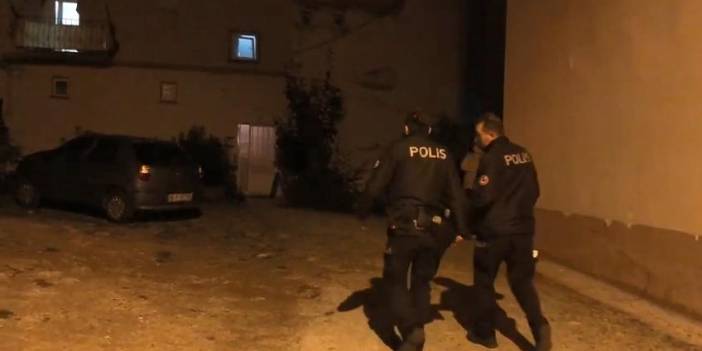 Çarşıya giden eşini bıçakladı