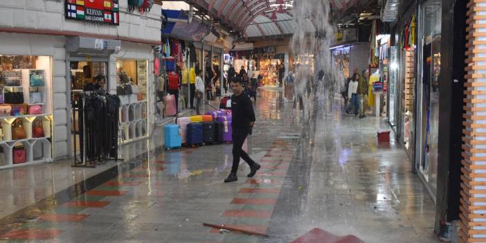 Marmaris'te sağanak hayatı olumsuz etkiledi: Kapalı Çarşı'yı su bastı