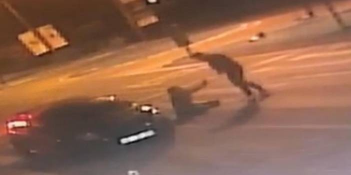 Eşini sokak ortasında dövüp bıçakladı