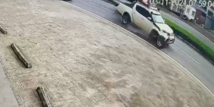 Kamyonetin lastiği fırladı: Bebek arabasına çarptı