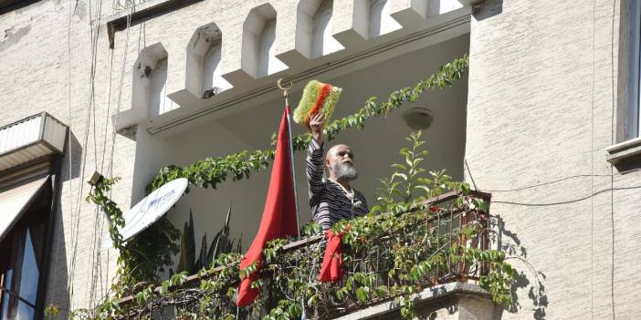 Evden tahliye edilmek istenince balkona bayrakla çıkıp eylem yaptı