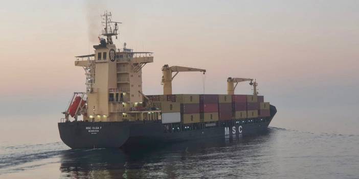 Kadıköy açıklarında konteyner gemisi arızalandı: Römorkörler sevk edildi